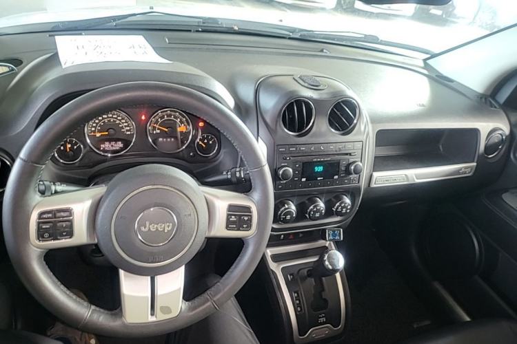 Used Jeep Compass 2014 Revised Version 2.4L Four-Wheel Drive Comfort Edition Center Console