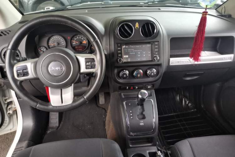 Used Jeep Compass 2014 2.4L four-wheel drive sport version Center Console