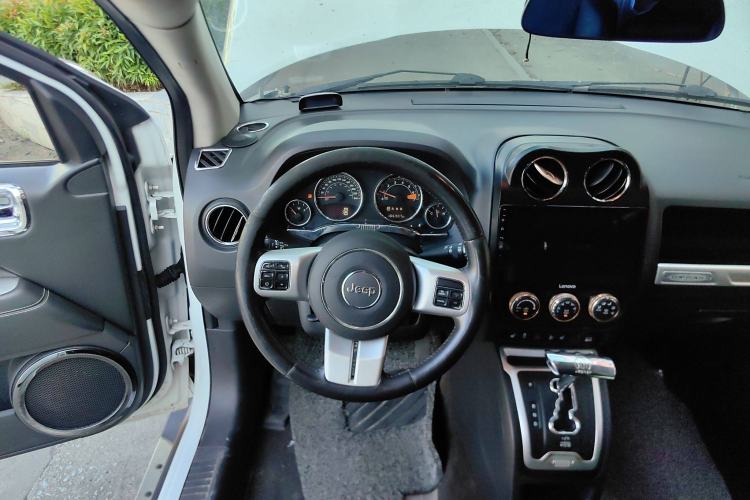 Used Jeep Compass 2014 Revised Version 2.0L Two-Wheel Drive Elite Edition Center Console