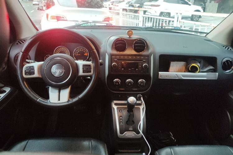 Used Jeep Compass 2014 Revised Version 2.4L Four-Wheel Drive Comfort Edition Center Console
