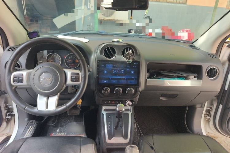 Used Jeep Compass 2014 2.0L two-wheel drive luxury version Center Console