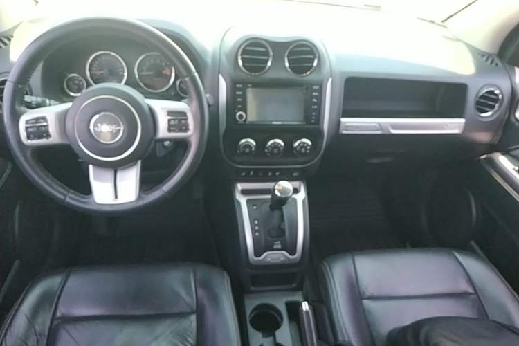 Used Jeep Compass 2014 Revised Version 2.4L Four-Wheel Drive Luxury Edition Center Console