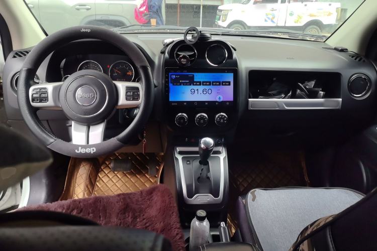 Used Jeep Compass 2014 2.4L four-wheel drive sport version Center Console