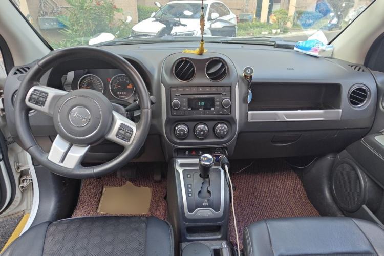 Used Jeep Compass 2014 Revised Version 2.4L Four-Wheel Drive Comfort Edition Center Console