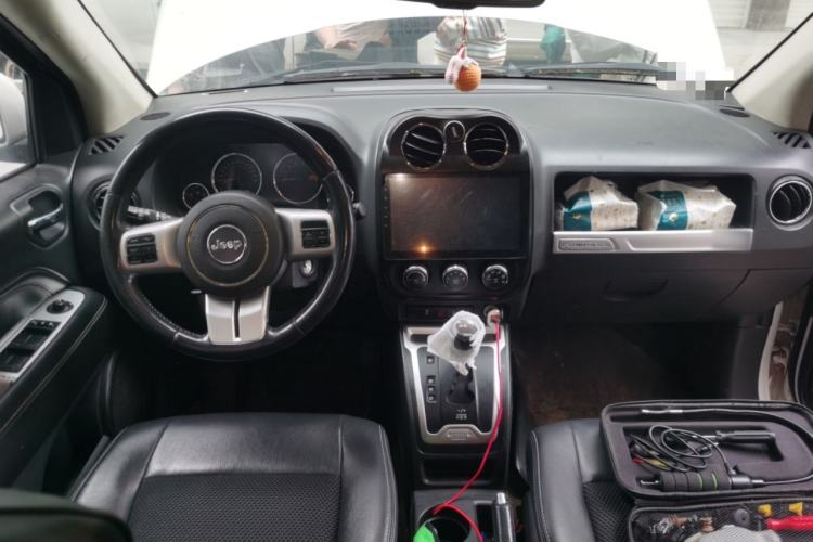 Used Jeep Compass 2014 2.4L four-wheel drive sport version Center Console