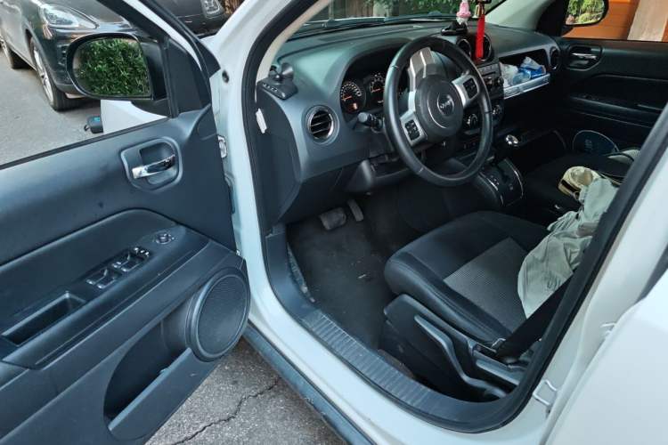 Used Jeep Compass 2014 2.0L two-wheel drive sport version Driver Seat