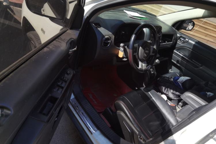 Used Jeep Compass 2014 2.0L two-wheel drive sport version Driver Seat