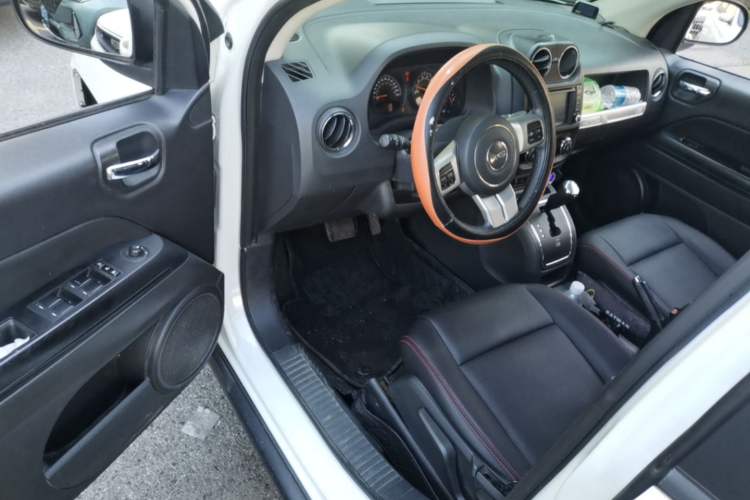 Used Jeep Compass 2014 2.0L two-wheel drive sport version Driver Seat