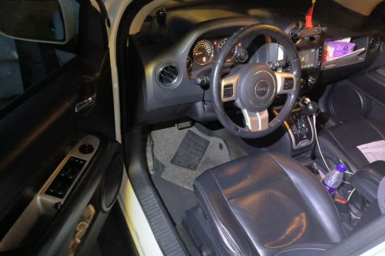 Used Jeep Compass 2014 2.0L two-wheel drive luxury version Driver Seat