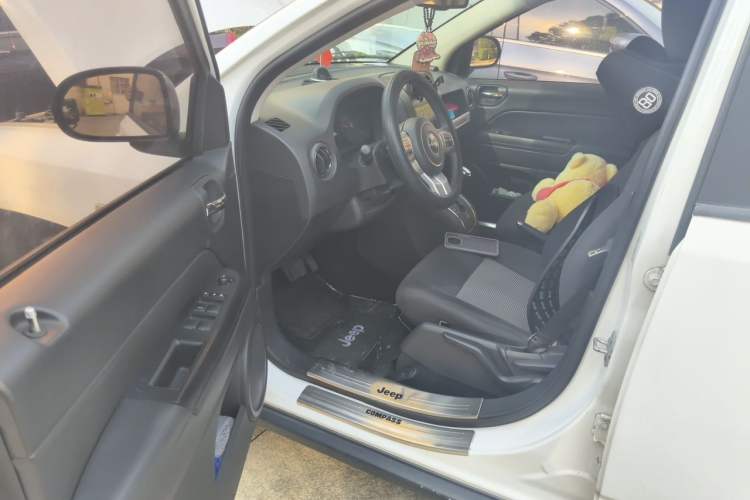 Used Jeep Compass 2014 2.0L two-wheel drive sport version Driver Seat