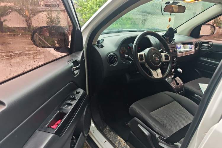 Used Jeep Compass 2014 2.0L two-wheel drive sport version Driver Seat
