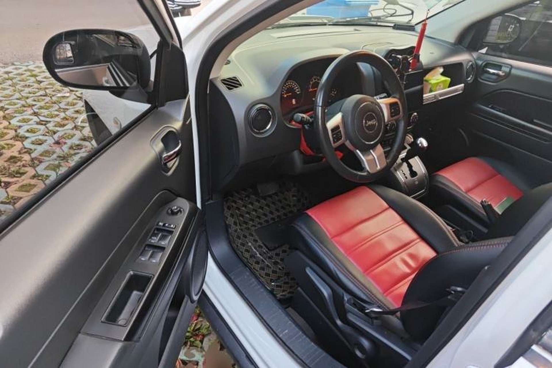 Used Jeep Compass 2014 2.0L two-wheel drive sport version Driver Seat