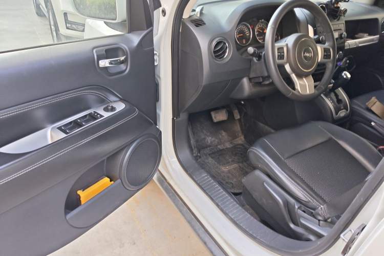 Used Jeep Compass 2014 2.0L two-wheel drive urban version Driver Seat