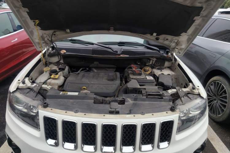 Used Jeep Compass 2014 2.4L four-wheel drive sport version Engine Bay