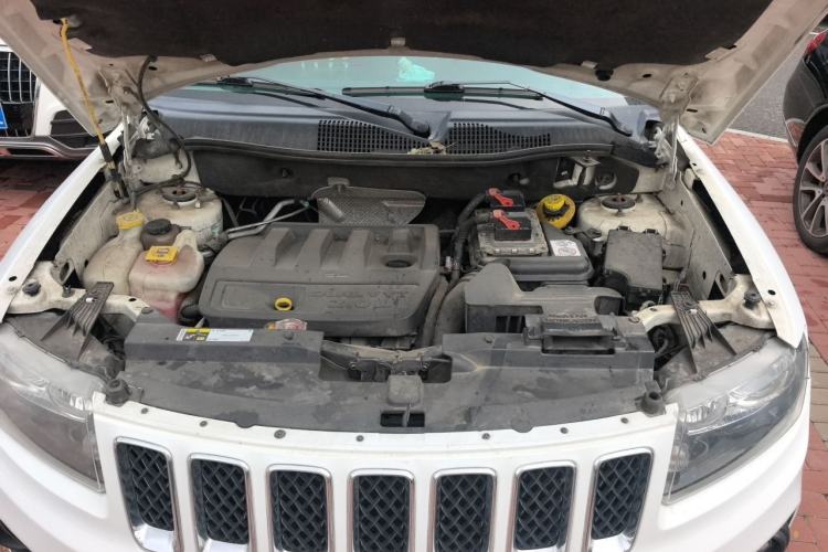 Used Jeep Compass 2014 2.0L two-wheel drive sport version Engine Bay