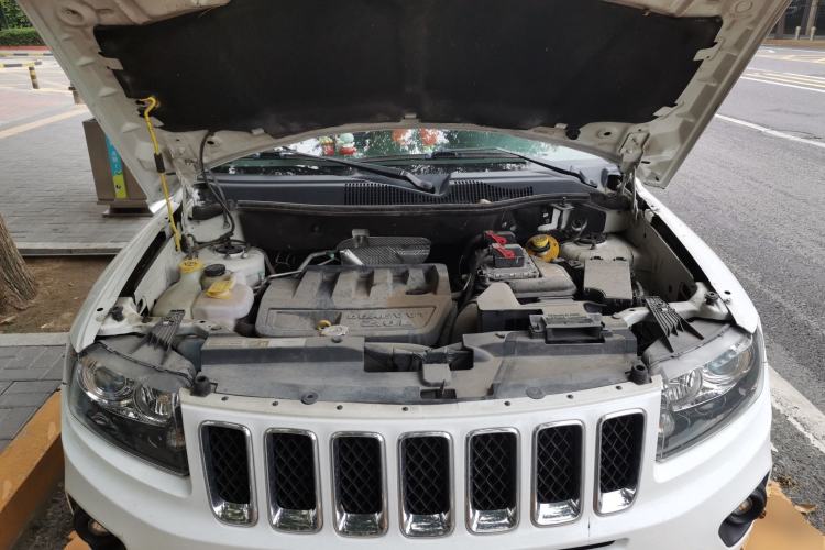 Used Jeep Compass 2014 2.0L two-wheel drive sport version Engine Bay