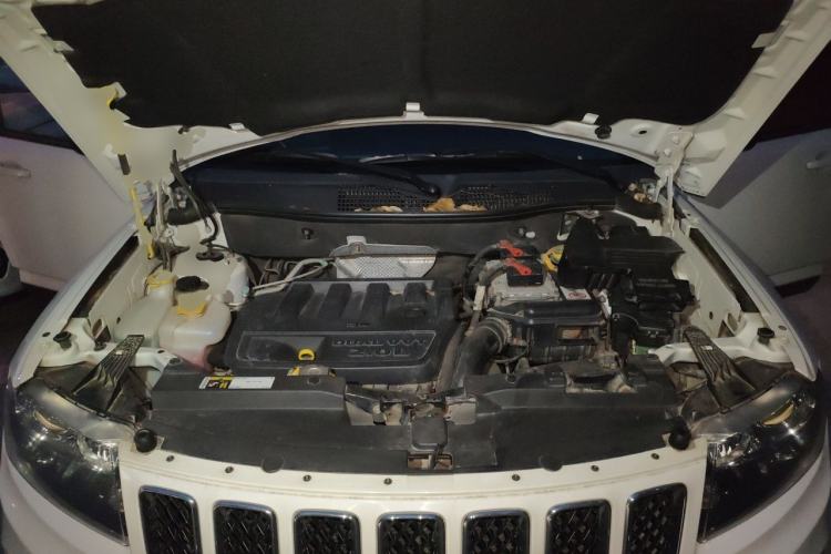 Used Jeep Compass 2014 2.0L two-wheel drive sport version Engine Bay