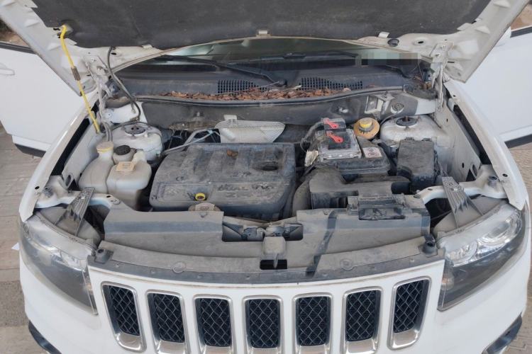 Used Jeep Compass 2014 2.4L four-wheel drive sport version Engine Bay