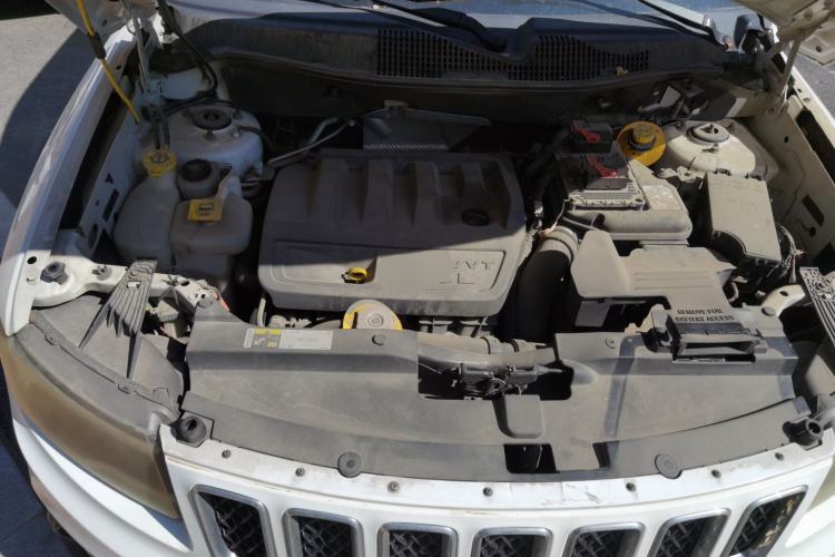 Used Jeep Compass 2014 2.0L two-wheel drive sport version Engine Bay