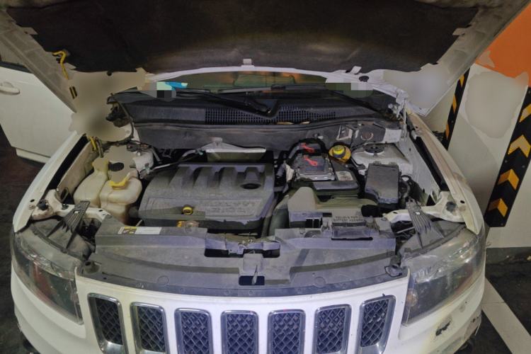 Used Jeep Compass 2014 2.0L two-wheel drive sport version Engine Bay