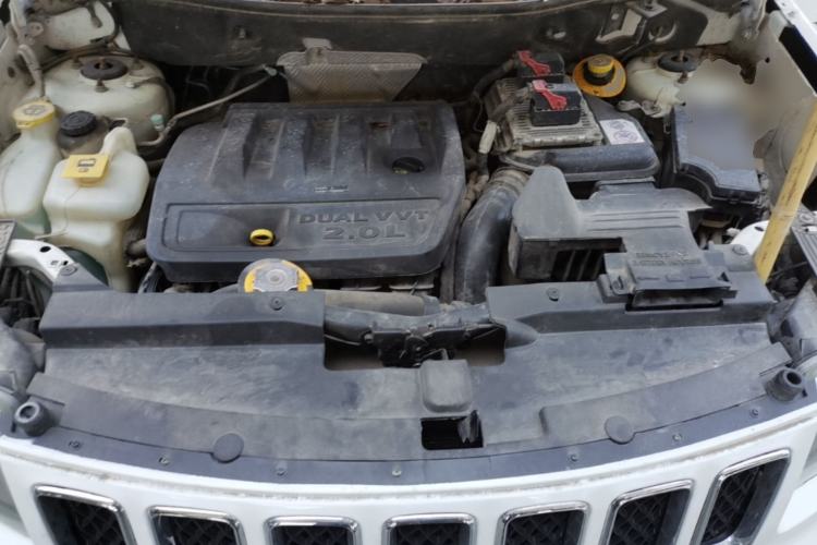 Used Jeep Compass 2014 2.0L two-wheel drive sport version Engine Bay