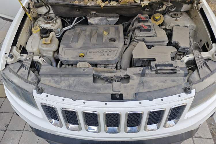 Used Jeep Compass 2014 2.4L four-wheel drive sport version Engine Bay