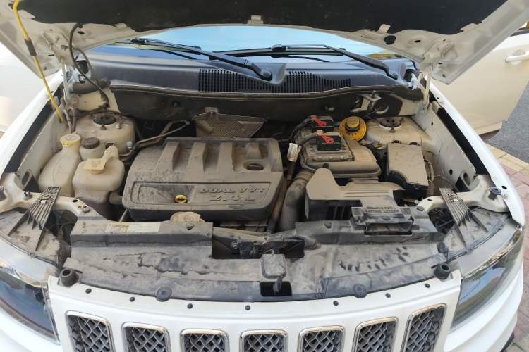 Used Jeep Compass 2014 2.4L four-wheel drive luxury version Engine Bay