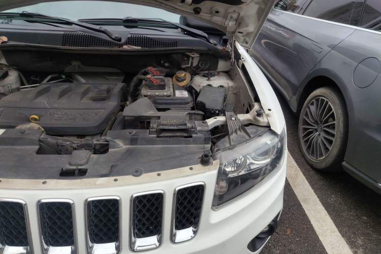 Used Jeep Compass 2014 2.4L four-wheel drive sport version Engine Bay Left