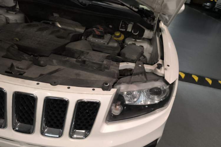 Used Jeep Compass 2014 Revised Version 2.4L Four-Wheel Drive Comfort Edition Engine Bay Left