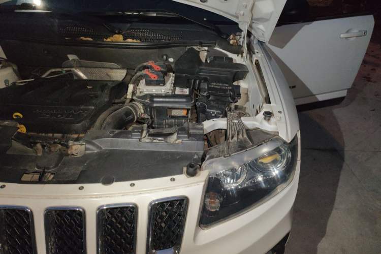 Used Jeep Compass 2014 2.0L two-wheel drive sport version Engine Bay Left