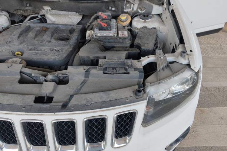 Used Jeep Compass 2014 2.4L four-wheel drive sport version Engine Bay Left