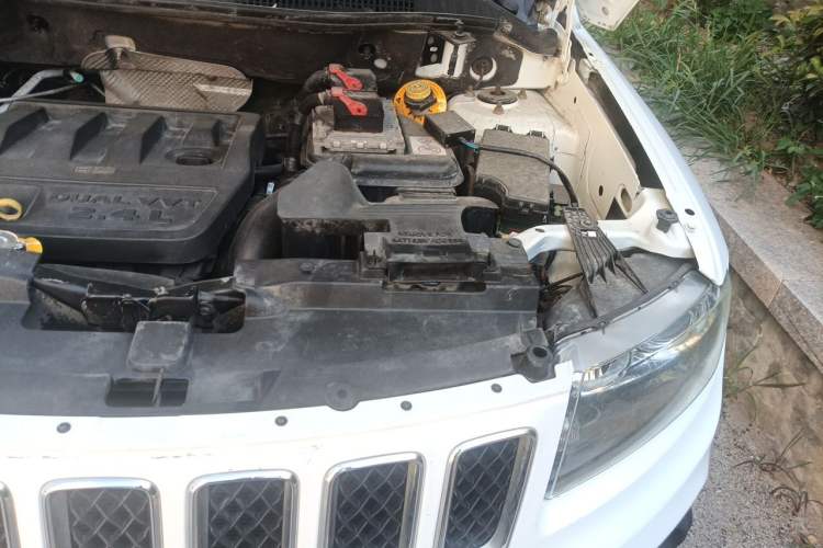 Used Jeep Compass 2014 2.4L four-wheel drive sport version Engine Bay Left