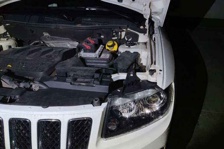 Used Jeep Compass 2014 2.4L four-wheel drive sport version Engine Bay Left
