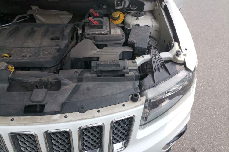 Used Jeep Compass 2014 2.4L four-wheel drive luxury version Engine Bay Left