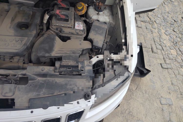 Used Jeep Compass 2014 2.4L four-wheel drive sport version Engine Bay Left