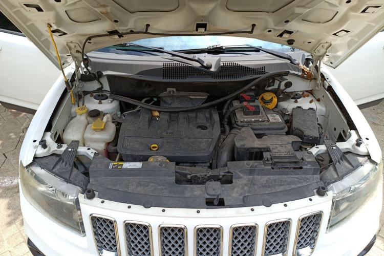Used Jeep Compass 2014 2.0L two-wheel drive luxury version Engine Bay