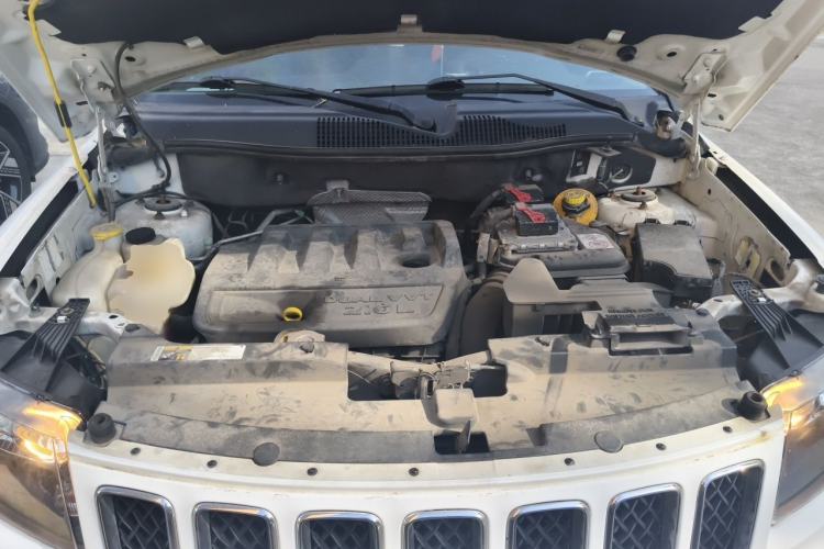 Used Jeep Compass 2014 2.0L two-wheel drive sport version Engine Bay