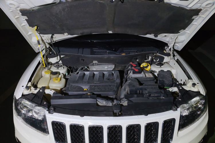 Used Jeep Compass 2014 2.4L four-wheel drive sport version Engine Bay