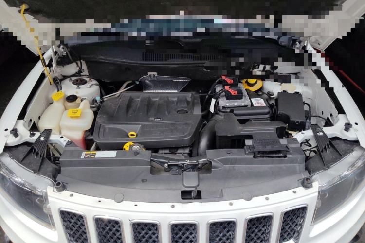 Used Jeep Compass 2014 2.0L two-wheel drive sport version Engine Bay
