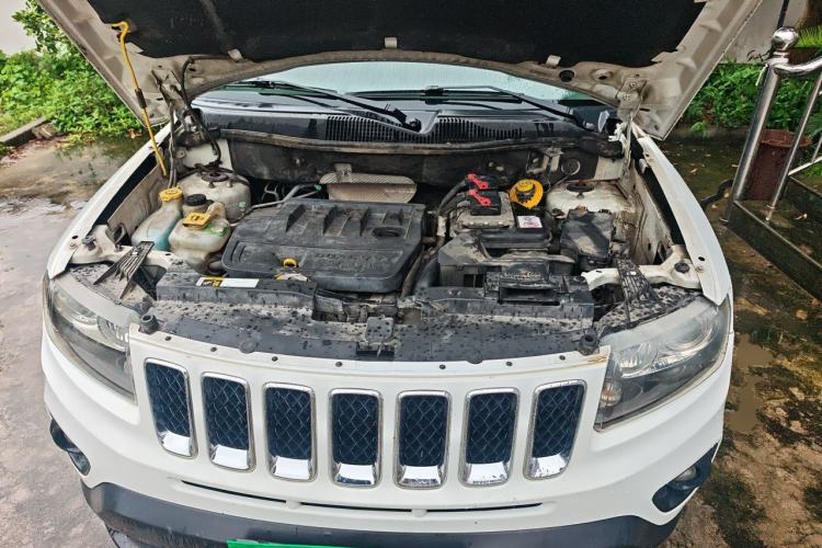 Used Jeep Compass 2014 2.0L two-wheel drive sport version Engine Bay