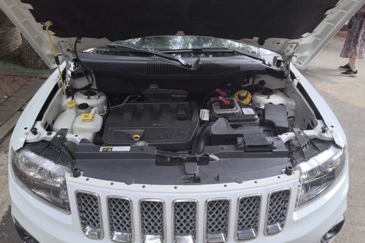 Used Jeep Compass 2014 2.0L two-wheel drive luxury version Engine Bay