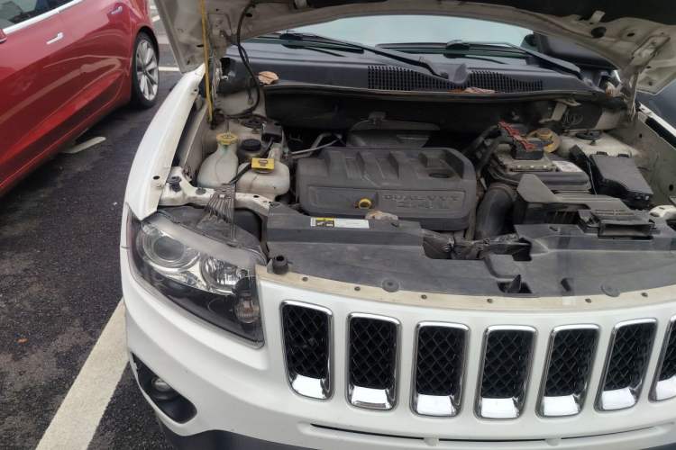 Used Jeep Compass 2014 2.4L four-wheel drive sport version Engine Bay Right