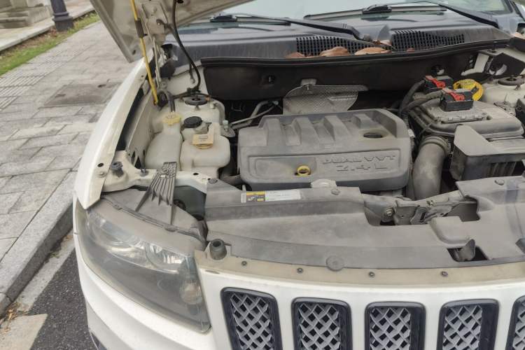 Used Jeep Compass 2014 2.4L Four-Wheel Drive Serpentine Collection Edition Engine Bay Right