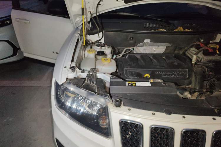 Used Jeep Compass 2014 2.0L two-wheel drive sport version Engine Bay Right