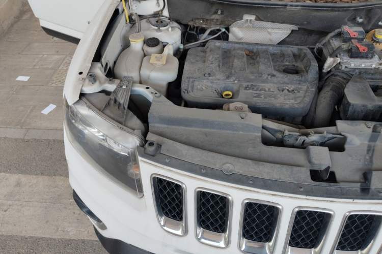 Used Jeep Compass 2014 2.4L four-wheel drive sport version Engine Bay Right