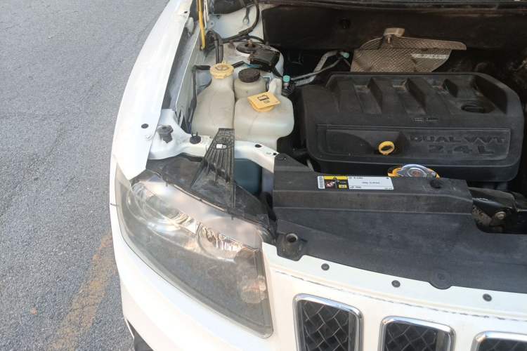 Used Jeep Compass 2014 2.4L four-wheel drive sport version Engine Bay Right