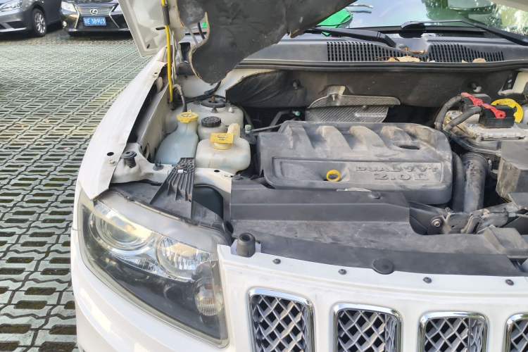 Used Jeep Compass 2014 2.0L two-wheel drive luxury version Engine Bay Right