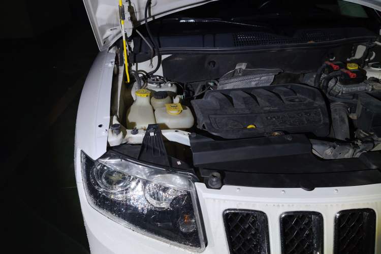 Used Jeep Compass 2014 2.4L four-wheel drive sport version Engine Bay Right