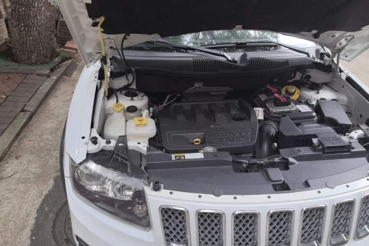 Used Jeep Compass 2014 2.0L two-wheel drive luxury version Engine Bay Right