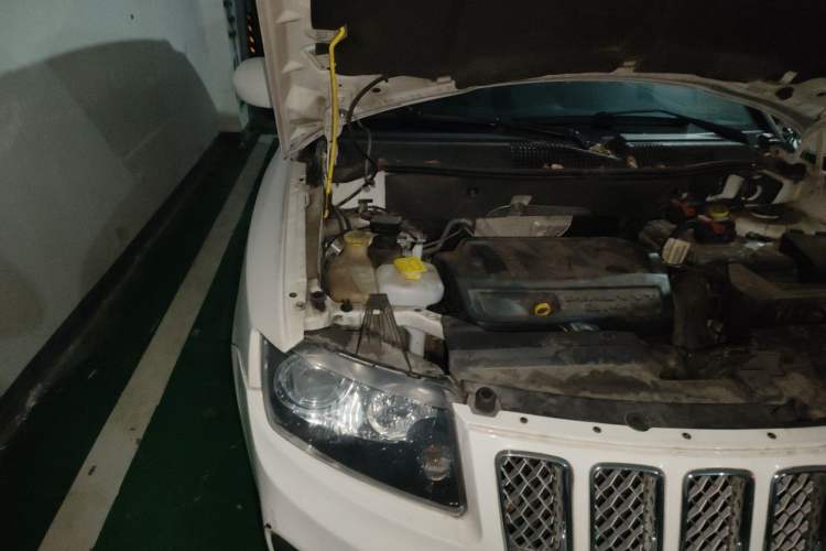 Used Jeep Compass 2014 2.4L four-wheel drive luxury version Engine Bay Right